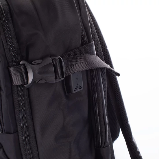 Fedélzeti méretű laptophátizsák USB cstlakozóval / Bővíthető / Cipőtartós