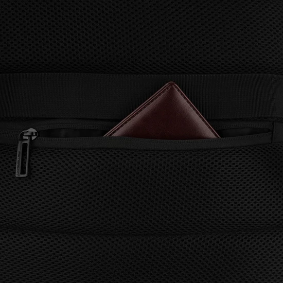 Fekete kézipoggyász utazóhátizsák USB töltővel Wizz Air és Új Ryanair méretben 40 x 30 x 20 cm