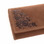 Kép 11/11 - Valódi bőr brifkó pénztárca barna színben díszdobozban virág mintával