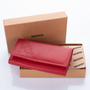 Kép 10/15 - Valódi bőr brifkó pénztárca piros színben díszdobozban virág mintával RFID védelemmel