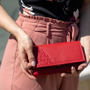 Kép 14/15 - Valódi bőr brifkó pénztárca piros színben díszdobozban virág mintával RFID védelemmel