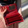 Kép 15/15 - Valódi bőr brifkó pénztárca piros színben díszdobozban virág mintával RFID védelemmel